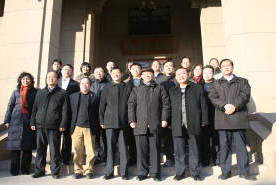 20101224朱佳木所長帶領(lǐng)所有關(guān)人員走訪中央檔案館.JPG